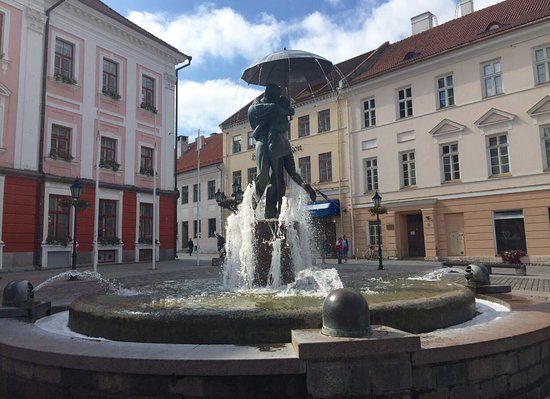 Tartu Kissing Students Fountain