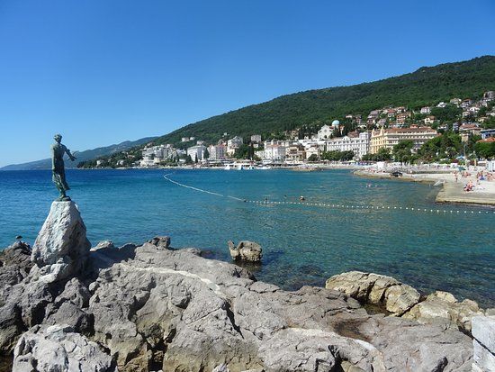 Jungfrun med fiskmås-statyn